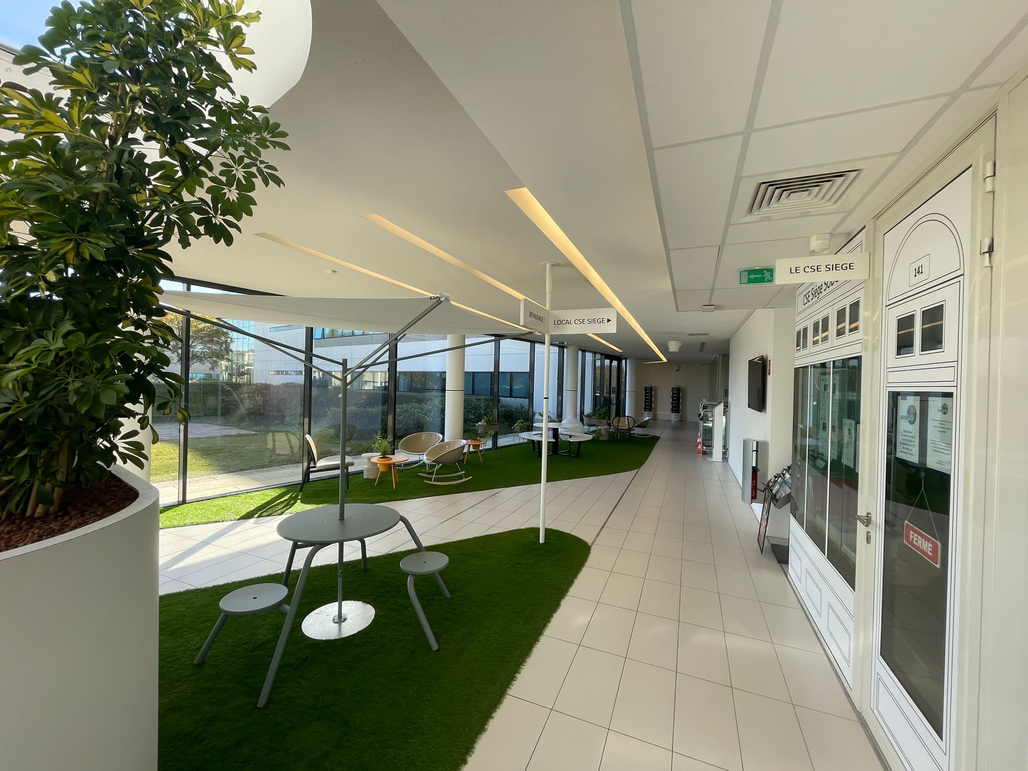 Un hall d’accueil transformé en espace de vie fluide et convivial