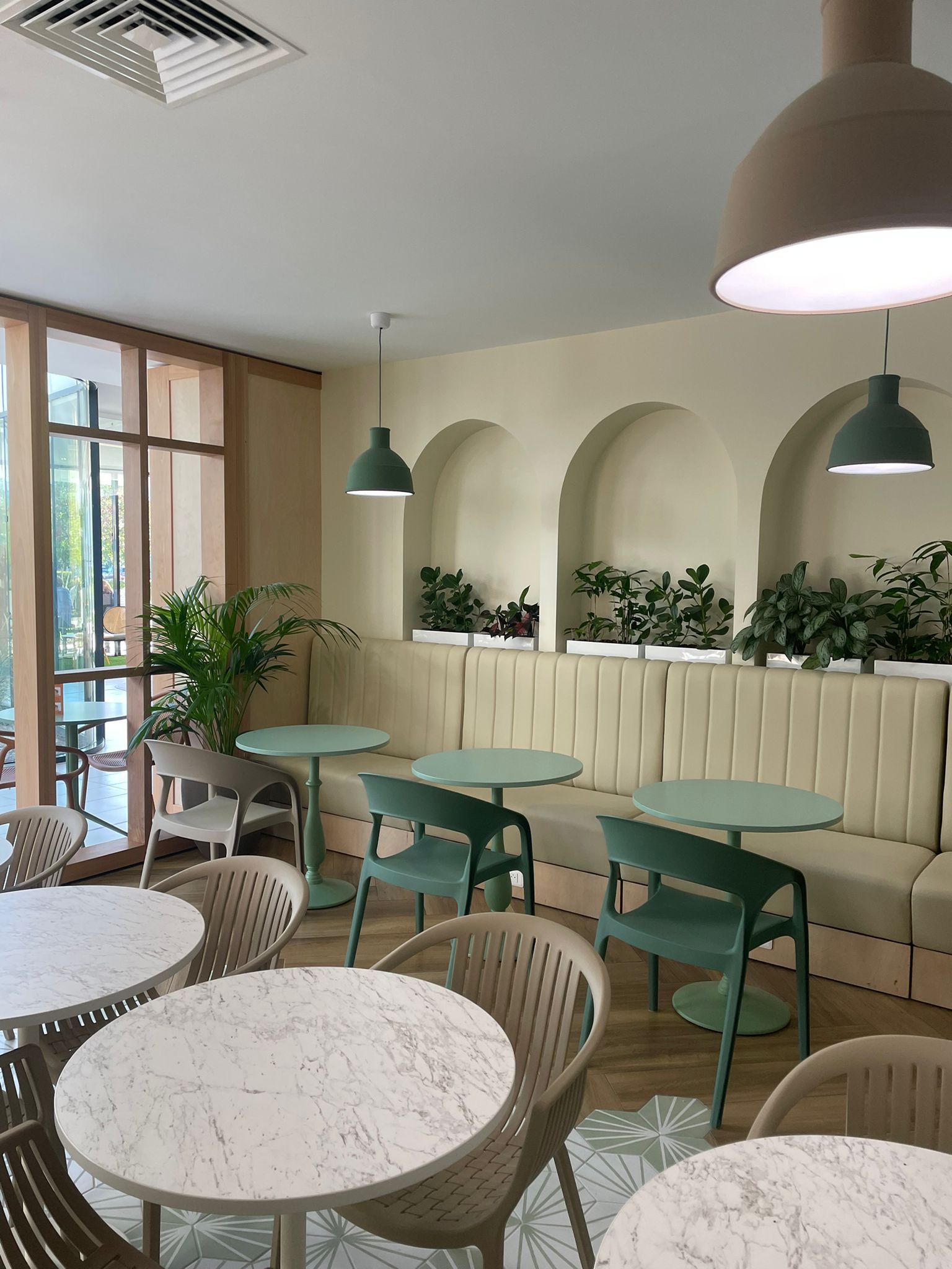 Un hall d’accueil transformé en espace de vie fluide et convivial